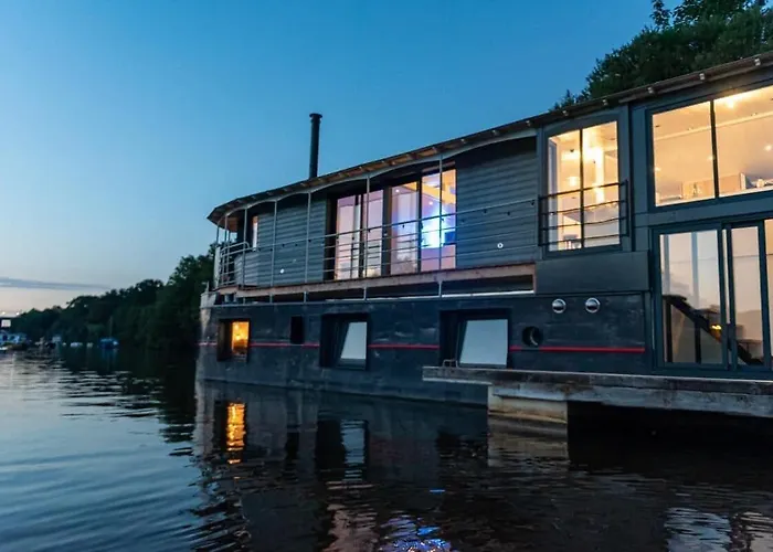 La Rivière House - Péniche Carpe Diem Couette-café 3*